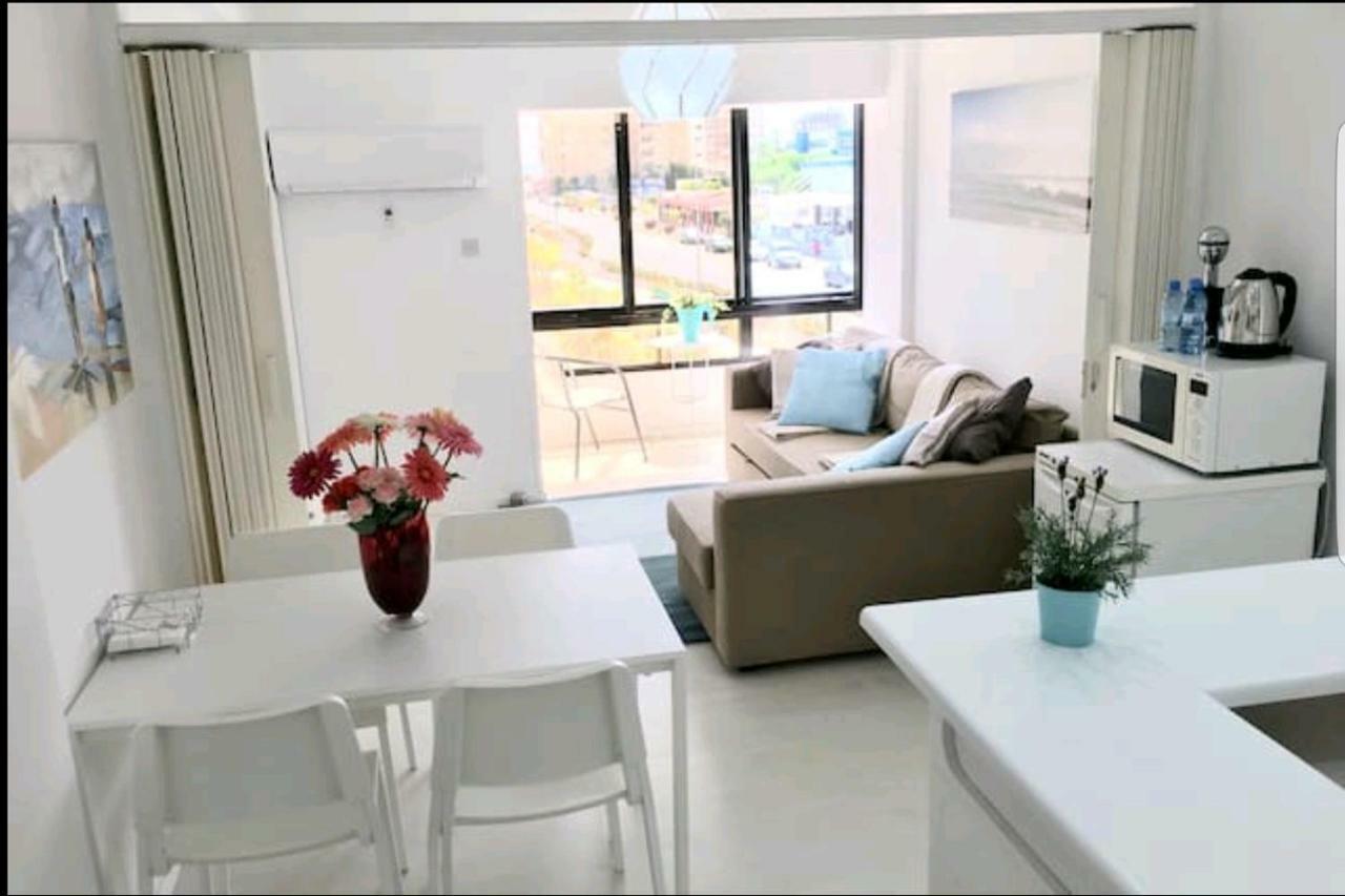 Bettys 1Br Seafront Apt Larnaca Esterno foto