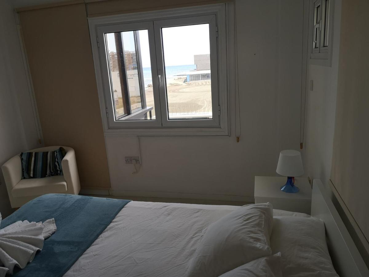 Bettys 1Br Seafront Apt Larnaca Esterno foto
